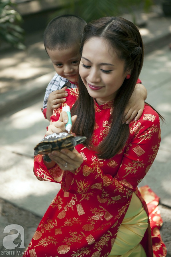 Mẹ con Thanh Thúy hạnh phúc đi chùa cầu bình an 7