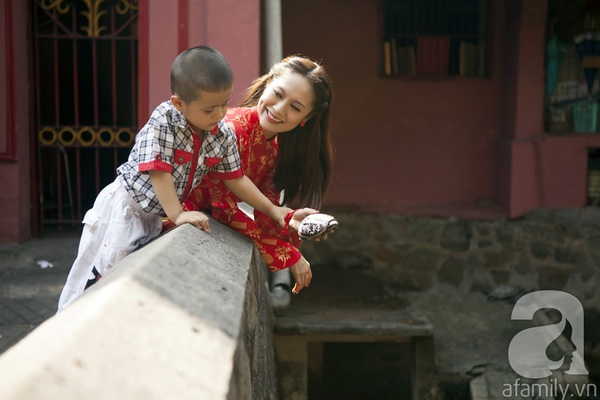 Mẹ con Thanh Thúy hạnh phúc đi chùa cầu bình an 10