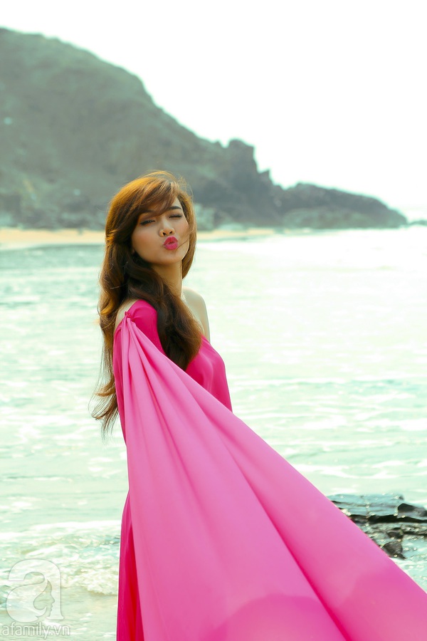 Trang Nhung tay trong tay với trai T&acirc;y dạo biển 3