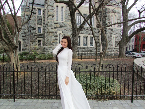 Vy Oanh diện áo dài trắng mỏng manh trong thời tiết giá lạnh 7
