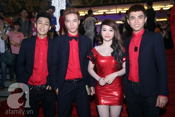 Vợ chồng Thu Minh t&igrave;nh tứ chốn đ&ocirc;ng người 21