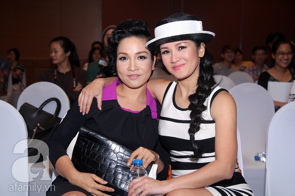 Mỹ Linh - Hồng Nhung th&acirc;n thiết ra mắt Giọng h&aacute;t Việt 2013 6