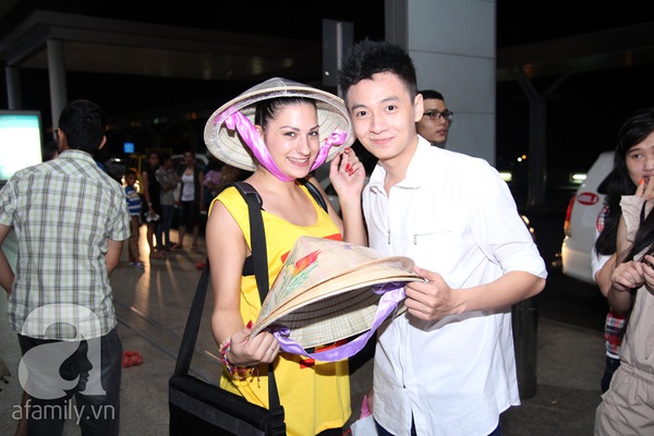 Các nghệ sĩ Việt lưu luyến chia tay bạn nhảy tại sân bay 1