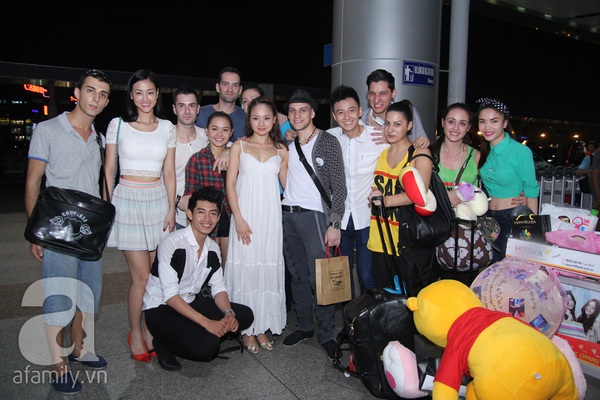 Các nghệ sĩ Việt lưu luyến chia tay bạn nhảy tại sân bay 13