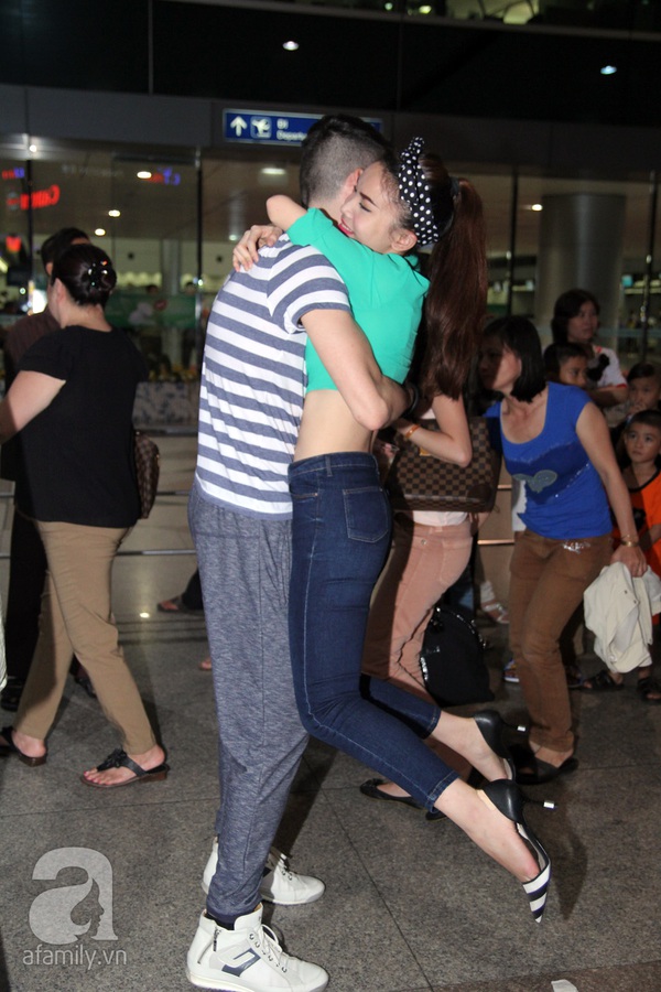Các nghệ sĩ Việt lưu luyến chia tay bạn nhảy tại sân bay 11