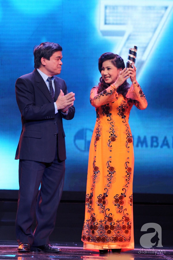 Hoài Linh đoạt cú đúp tại HTV Awards 2013 18