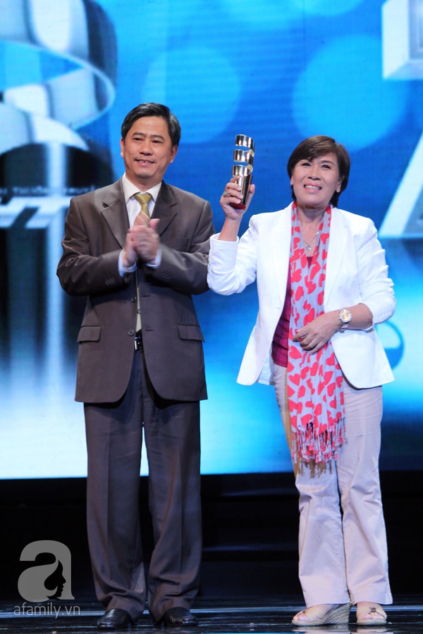 Hoài Linh đoạt cú đúp tại HTV Awards 2013 19