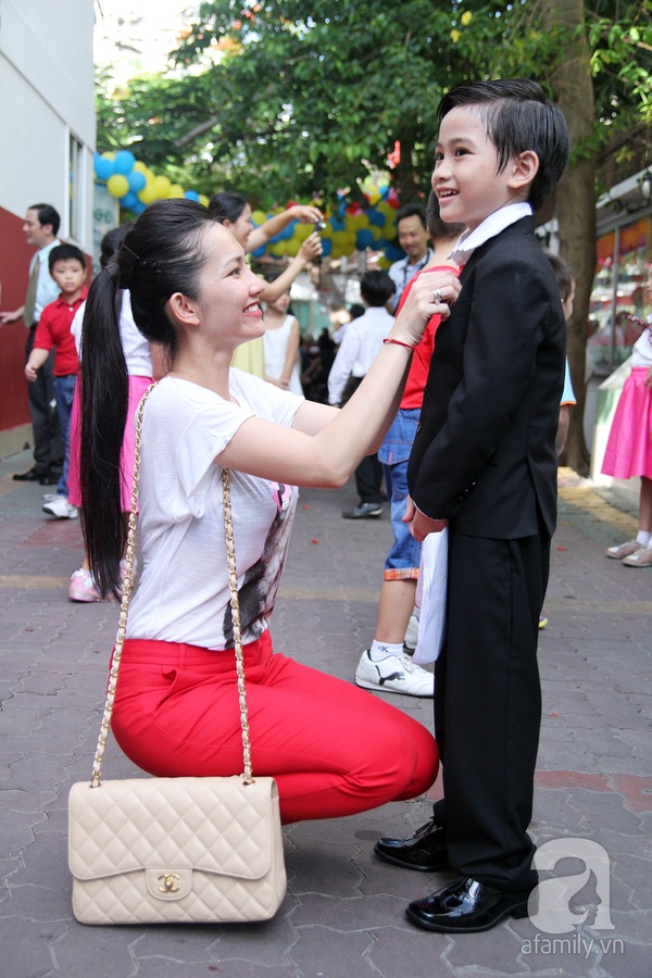 Kim Hiền cùng bạn trai say sưa xem con trai diễn văn nghệ 5