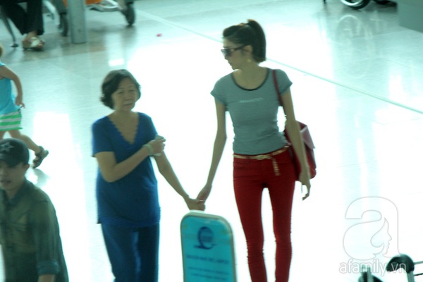 Ngọc Quyên ôm mẹ thắm thiết ở sân bay 11