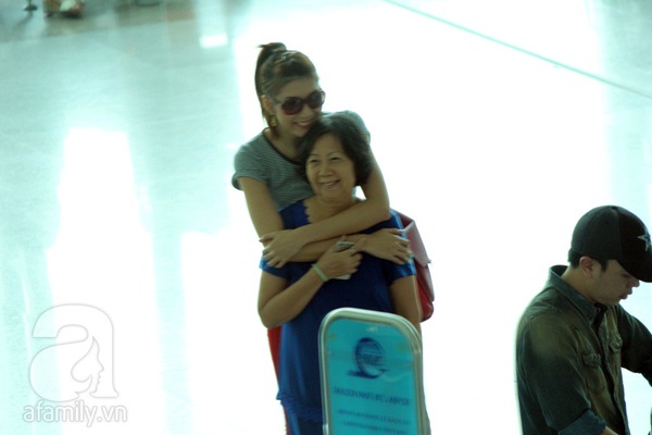 Ngọc Quyên ôm mẹ thắm thiết ở sân bay 12