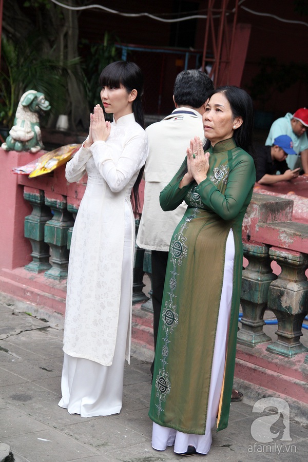 Kim Hiền và mẹ lên chùa cầu bình an 2