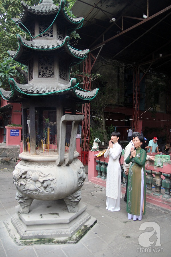 Kim Hiền và mẹ lên chùa cầu bình an 3