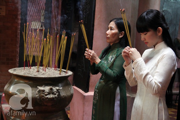 Kim Hiền và mẹ lên chùa cầu bình an 5