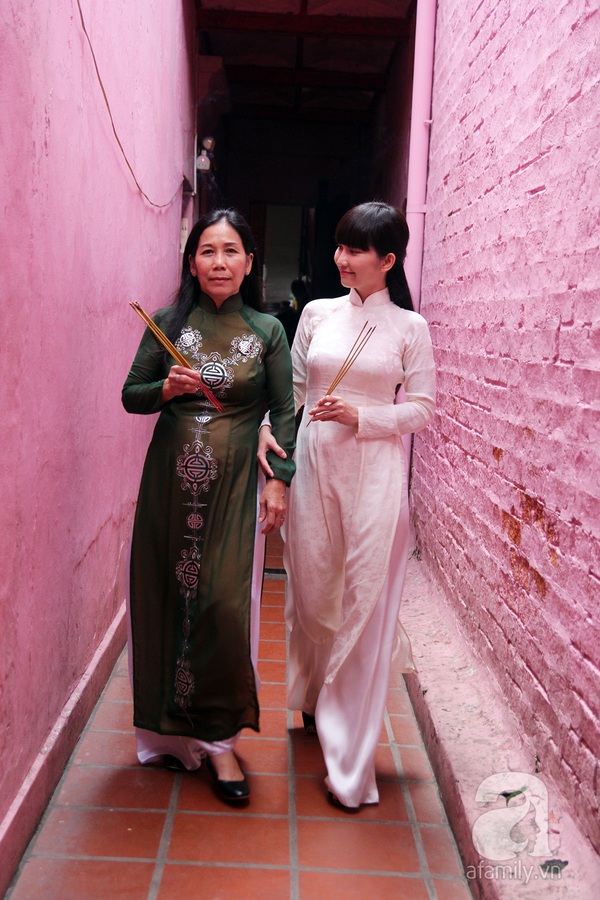 Kim Hiền và mẹ lên chùa cầu bình an 7