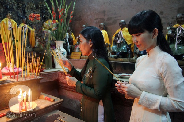 Kim Hiền và mẹ lên chùa cầu bình an 4