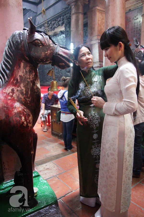 Kim Hiền và mẹ lên chùa cầu bình an 6