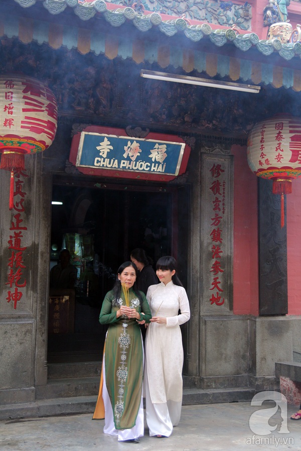 Kim Hiền và mẹ lên chùa cầu bình an 1