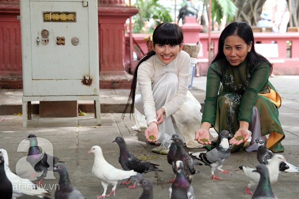 Kim Hiền và mẹ lên chùa cầu bình an 8