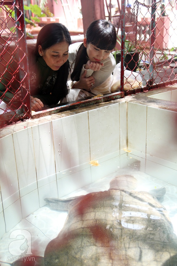 Kim Hiền và mẹ lên chùa cầu bình an 9