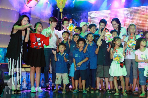 Phạm Quỳnh Anh, Mai Phương Thúy cùng hát với trẻ nhỏ 12 Phạm Quỳnh Anh, Mai Phương Thúy cùng hát với trẻ nhỏ 12