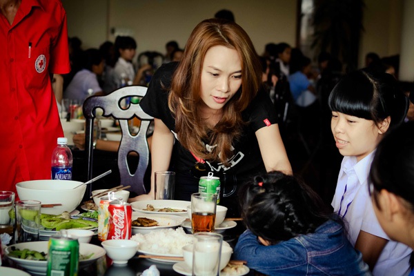 Mỹ Tâm rơi nước mắt trước học sinh nghèo 2 Mỹ Tâm rơi nước mắt trước học sinh nghèo 2