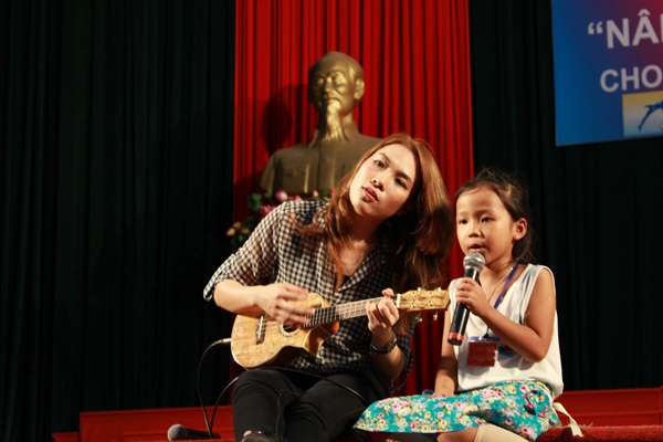 Mỹ Tâm rơi nước mắt trước học sinh nghèo 6 Mỹ Tâm rơi nước mắt trước học sinh nghèo 6