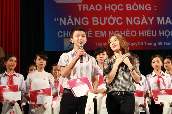 Mỹ Tâm rơi nước mắt trước học sinh nghèo 1 Mỹ Tâm rơi nước mắt trước học sinh nghèo 1