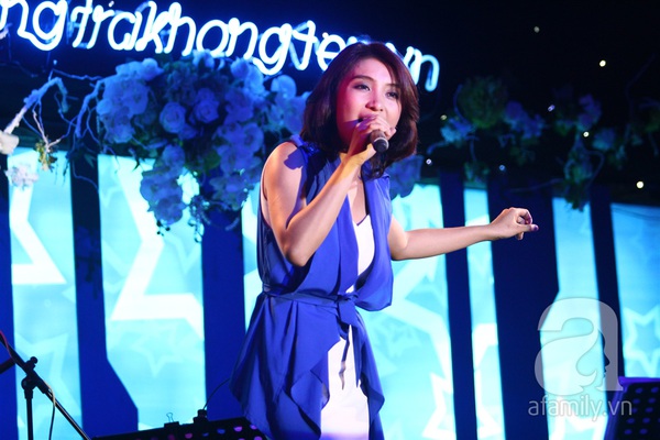 Hồ Ngọc H&agrave; hết l&ograve;ng v&igrave; qu&ecirc; nh&agrave; lũ lụt 6