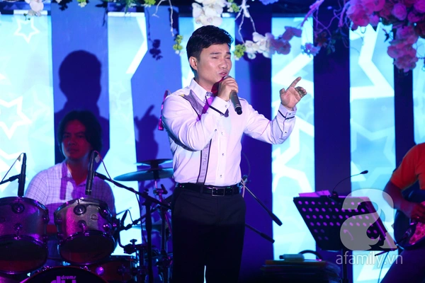 Hồ Ngọc H&agrave; hết l&ograve;ng v&igrave; qu&ecirc; nh&agrave; lũ lụt 12