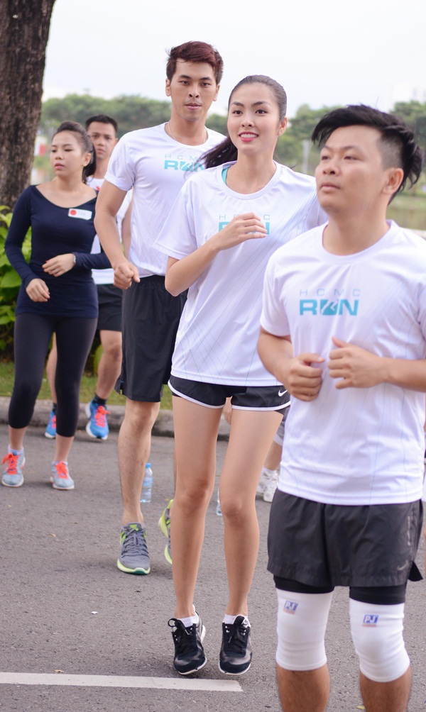 Tăng Thanh Hà duyên dáng tập chạy bộ cùng em chồng 10