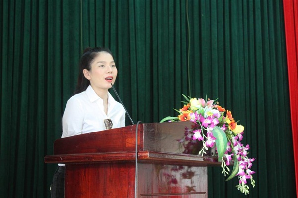 Hà Hồ, Lệ Quyên hăng hái phát quà cho nạn nhân vùng lũ 3 Hà Hồ, Lệ Quyên hăng hái phát quà cho nạn nhân vùng lũ 3