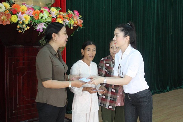 Hà Hồ, Lệ Quyên hăng hái phát quà cho nạn nhân vùng lũ 4 Hà Hồ, Lệ Quyên hăng hái phát quà cho nạn nhân vùng lũ 4
