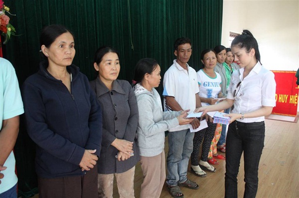 Hà Hồ, Lệ Quyên hăng hái phát quà cho nạn nhân vùng lũ 5 Hà Hồ, Lệ Quyên hăng hái phát quà cho nạn nhân vùng lũ 5