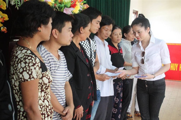 Hà Hồ, Lệ Quyên hăng hái phát quà cho nạn nhân vùng lũ 7 Hà Hồ, Lệ Quyên hăng hái phát quà cho nạn nhân vùng lũ 7