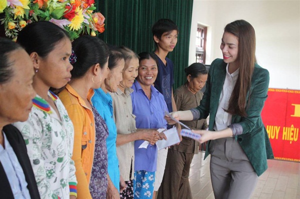 Hà Hồ, Lệ Quyên hăng hái phát quà cho nạn nhân vùng lũ 8 Hà Hồ, Lệ Quyên hăng hái phát quà cho nạn nhân vùng lũ 8