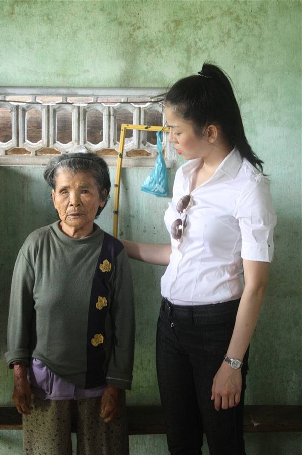 Hà Hồ, Lệ Quyên hăng hái phát quà cho nạn nhân vùng lũ 13 Hà Hồ, Lệ Quyên hăng hái phát quà cho nạn nhân vùng lũ 13