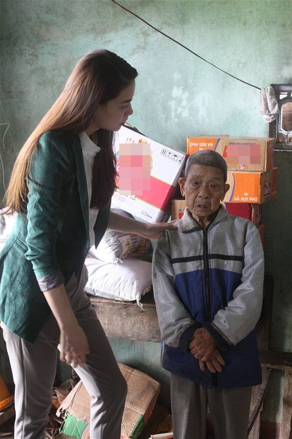 Hà Hồ, Lệ Quyên hăng hái phát quà cho nạn nhân vùng lũ 14 Hà Hồ, Lệ Quyên hăng hái phát quà cho nạn nhân vùng lũ 14