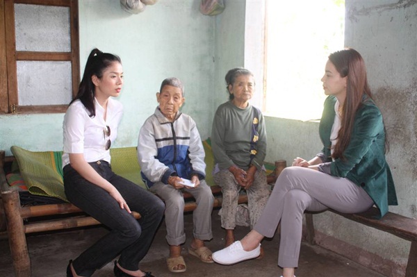 Hà Hồ, Lệ Quyên hăng hái phát quà cho nạn nhân vùng lũ 15 Hà Hồ, Lệ Quyên hăng hái phát quà cho nạn nhân vùng lũ 15