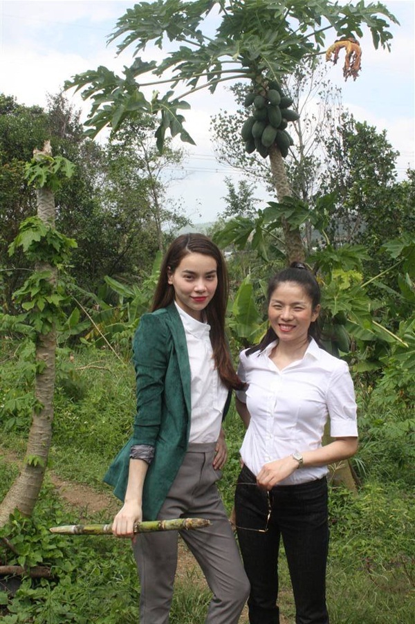 H&agrave; Hồ, Lệ Quy&ecirc;n hăng h&aacute;i ph&aacute;t qu&agrave; cho nạn nh&acirc;n v&ugrave;ng lũ 1