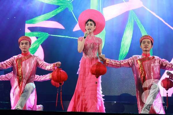 Lâm Chi Khanh biến hóa đầy màu sắc trong liveshow 