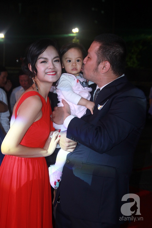 Vợ chồng Phạm Quỳnh Anh hạnh phúc bế con gái lên thảm đỏ 4