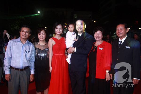 Vợ chồng Phạm Quỳnh Anh hạnh phúc bế con gái lên thảm đỏ 6