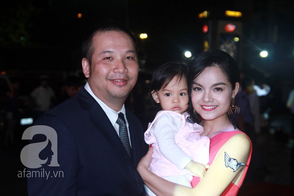 Vợ chồng Phạm Quỳnh Anh hạnh phúc bế con gái lên thảm đỏ 3