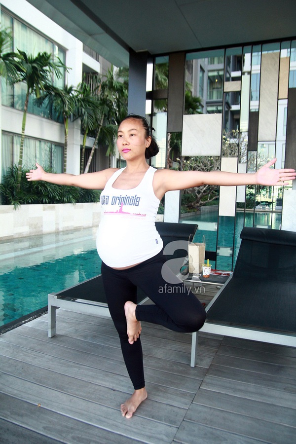 Độc quyền: Bà bầu Đoan Trang khoe dáng khỏe khoắn tập yoga bên bể bơi 6