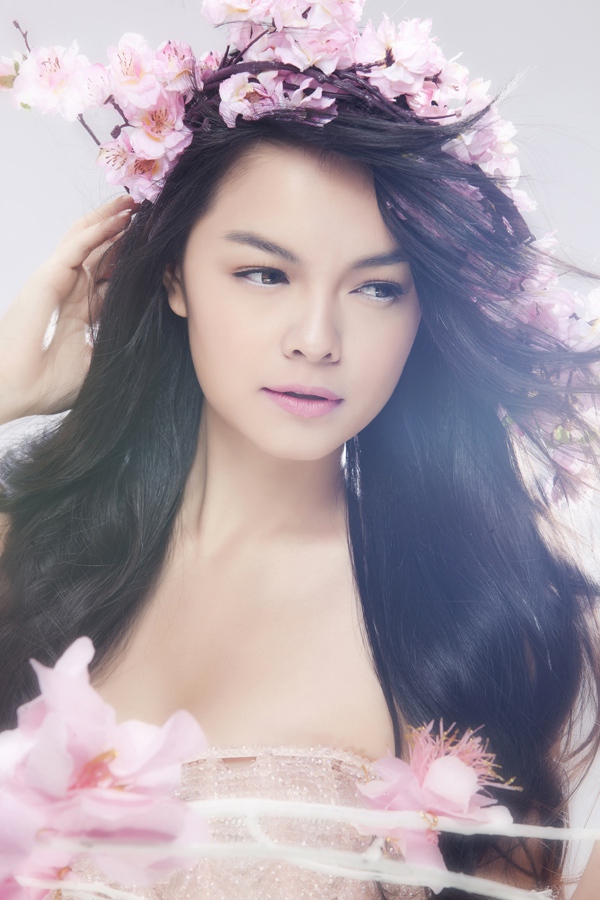 Phạm Quỳnh Anh đẹp mộng mơ b&ecirc;n hoa đ&agrave;o 3