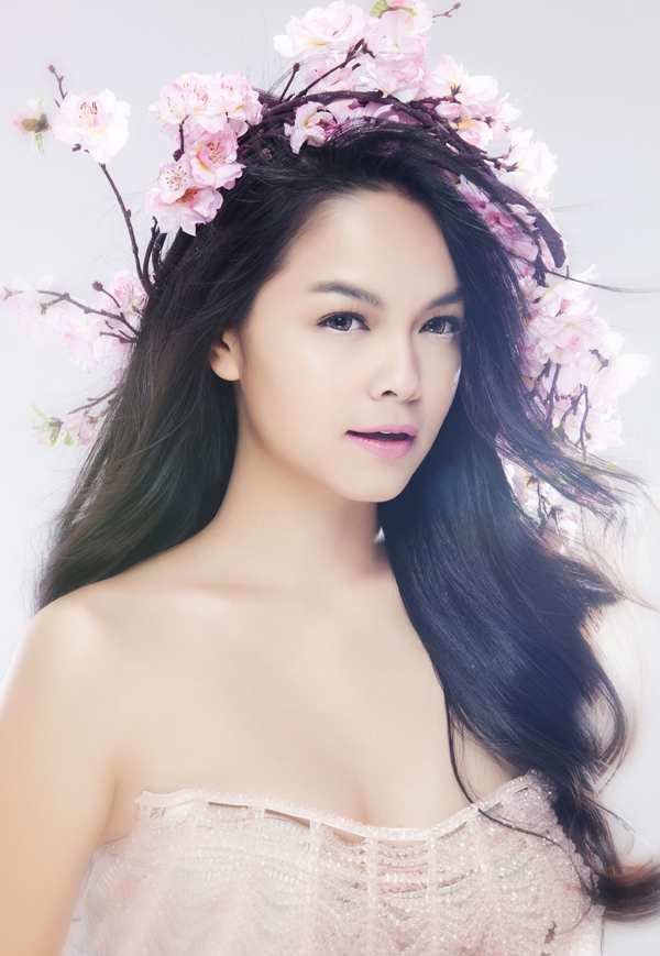 Phạm Quỳnh Anh đẹp mộng mơ b&ecirc;n hoa đ&agrave;o 1