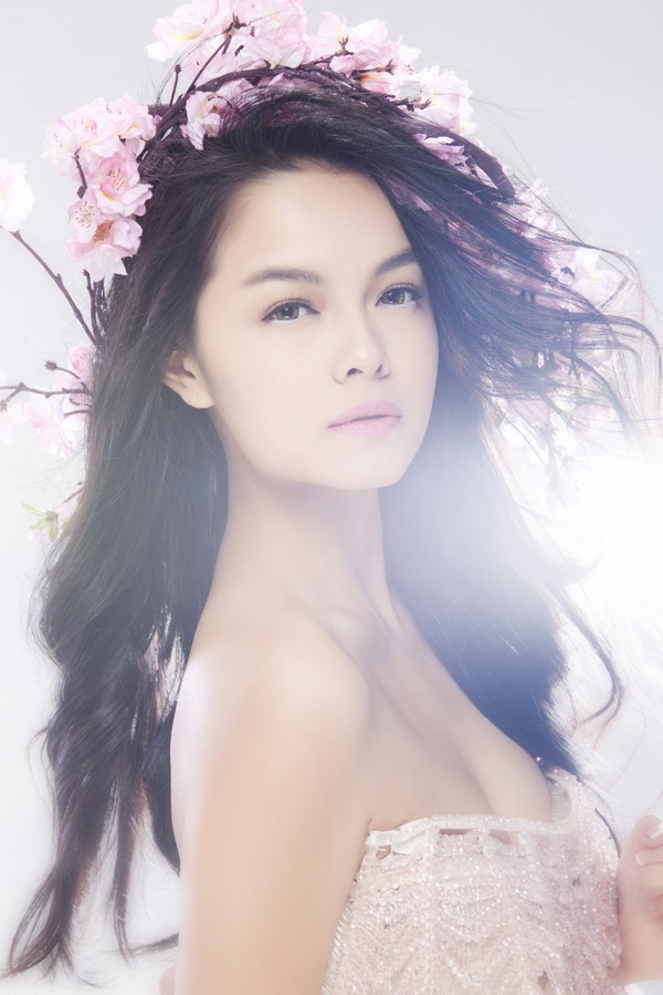 Phạm Quỳnh Anh đẹp mộng mơ b&ecirc;n hoa đ&agrave;o 5