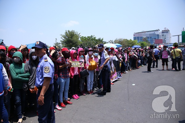 SNSD thân thiện vẫy chào fan Việt giữa trời nắng gắt 2