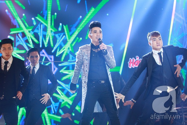 Ngỡ ng&agrave;ng với giọng live khỏe khoắn của Quang H&agrave; cạnh c&aacute;c danh ca 18