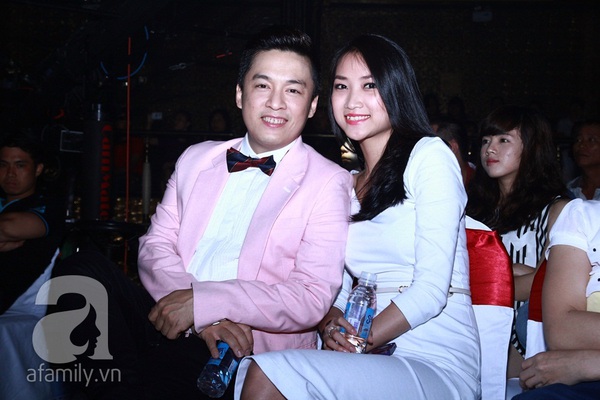 Lam Trường cùng vợ trẻ hạnh phúc bên nhau xem ca nhạc 1